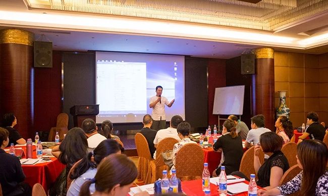 Ϋ����ѧ��ʦ����������������Ů�˻����ж���